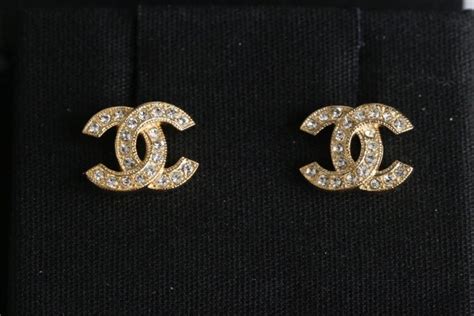 a88429 y02003 z2800 chanel|Stud earrings .